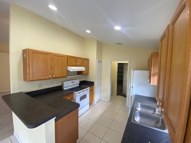 Foto del edificio - Discover Comfort & Convenience in Shadowmoss Community!