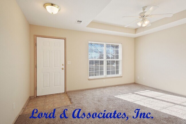 Building Photo - 318 Lois Ln