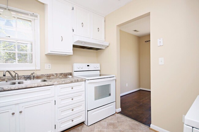 Building Photo - Student-Friendly Duplex