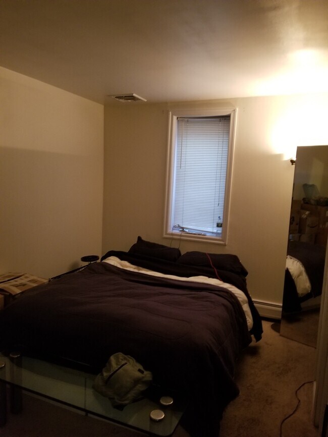 Building Photo - 2 Bedroom/1 Bath. COMMUTERS DREAM!!!