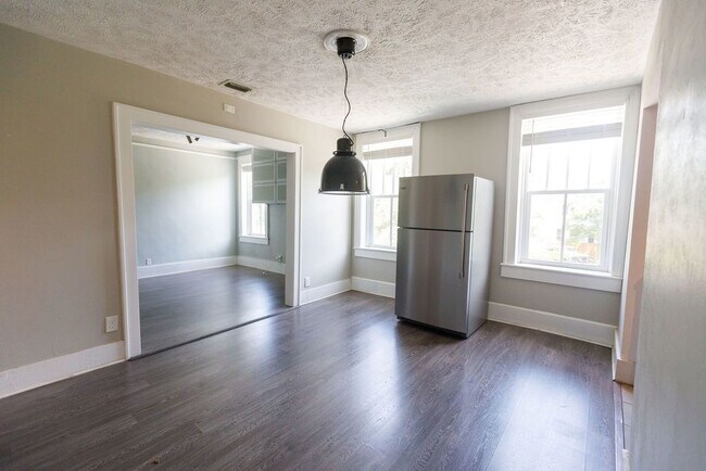 Foto del edificio - Beautifully updated 2 bedroom in Springfie...