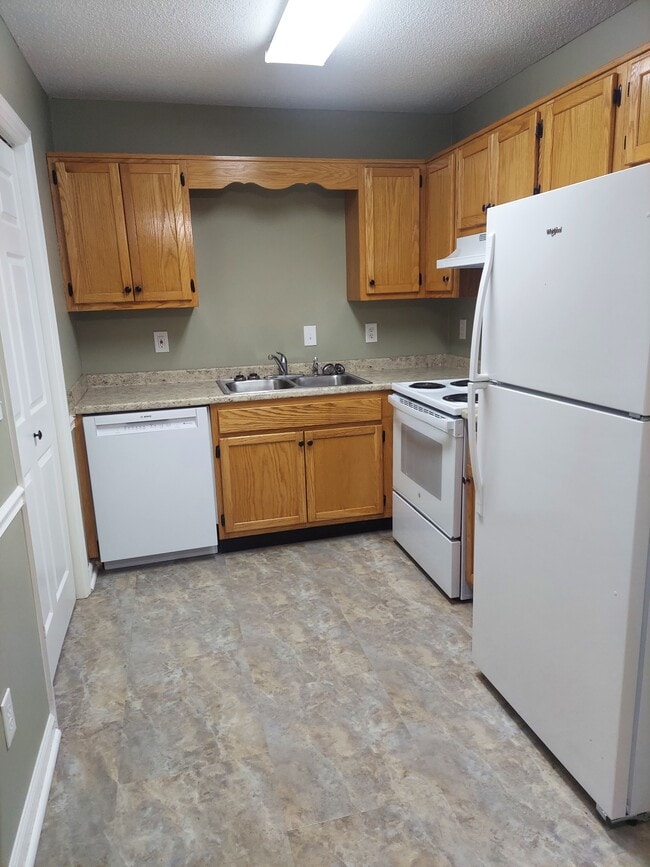 Kitchen - 120 Eveningside Dr