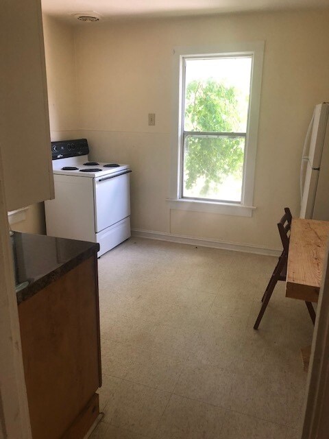 Building Photo - 919 McDade St