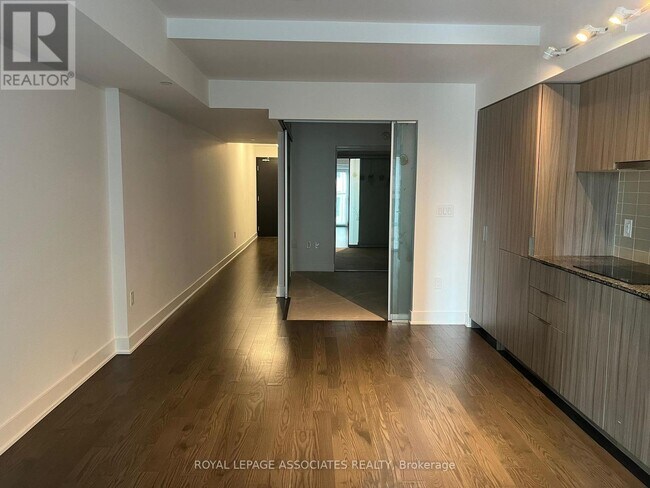 Photo du bâtiment - 955-955 Bay St.