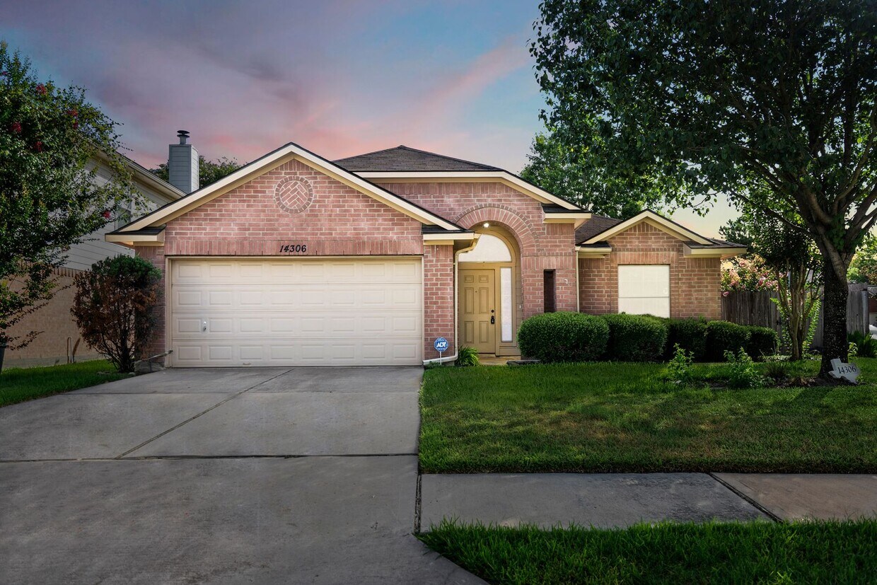 Foto principal - Bright and Beautiful Open-Concept Home!