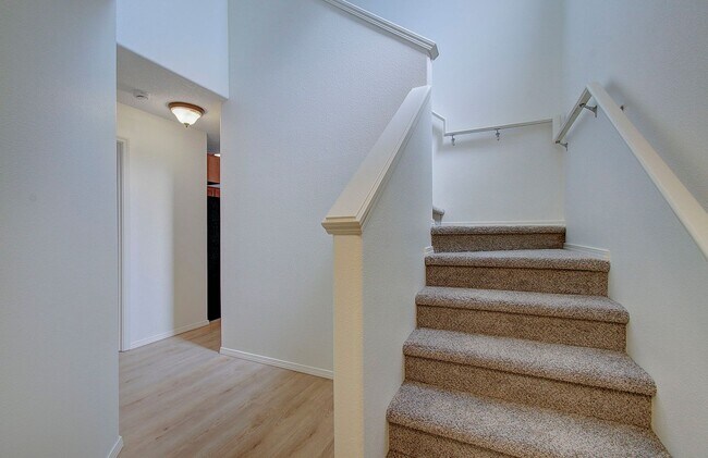 Building Photo - Beautiful Townhome- 3 Bedrooms