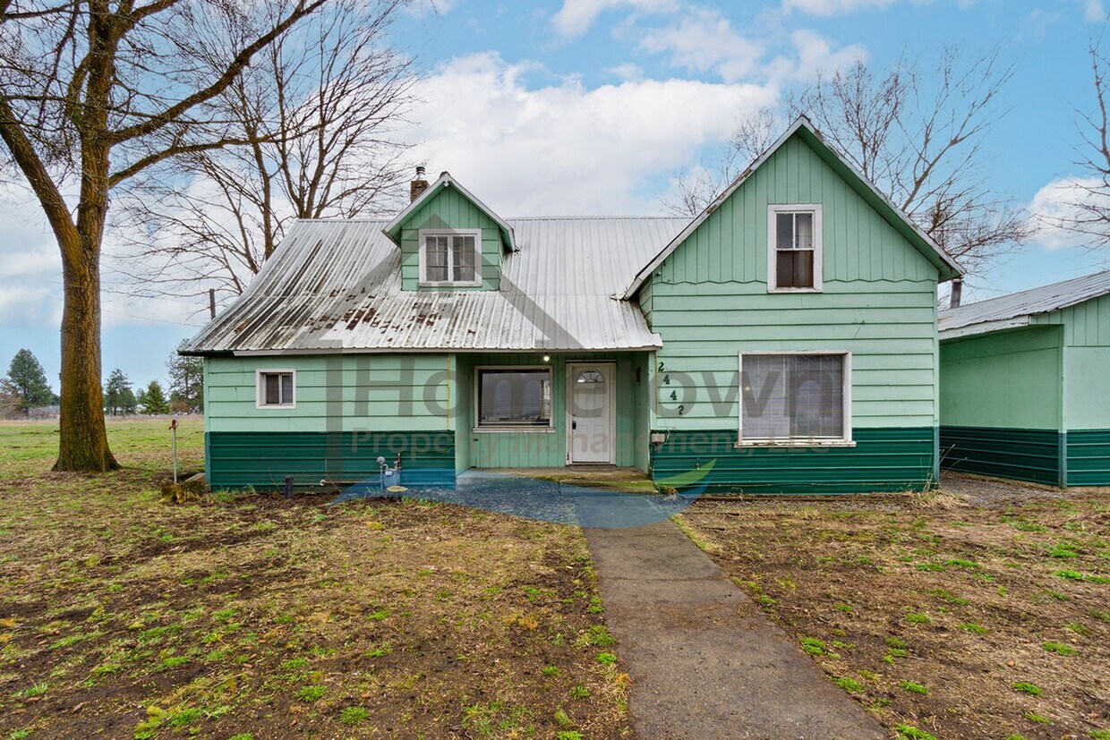 Foto principal - 2 Bedroom 1 Bath Home with Off-Street Park...