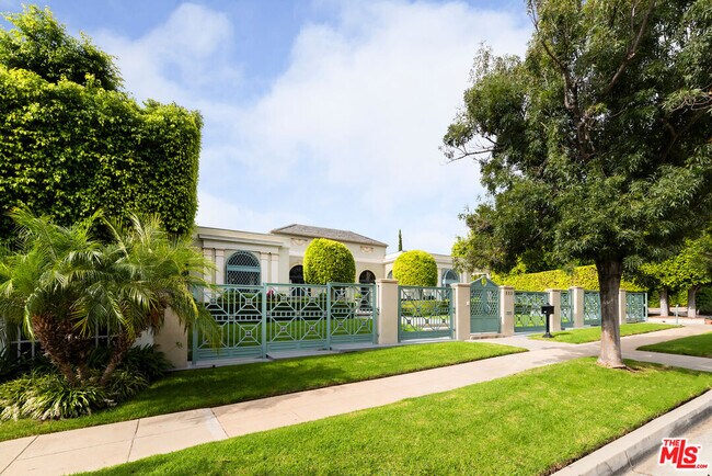Foto del edificio - 803 N Rexford Dr