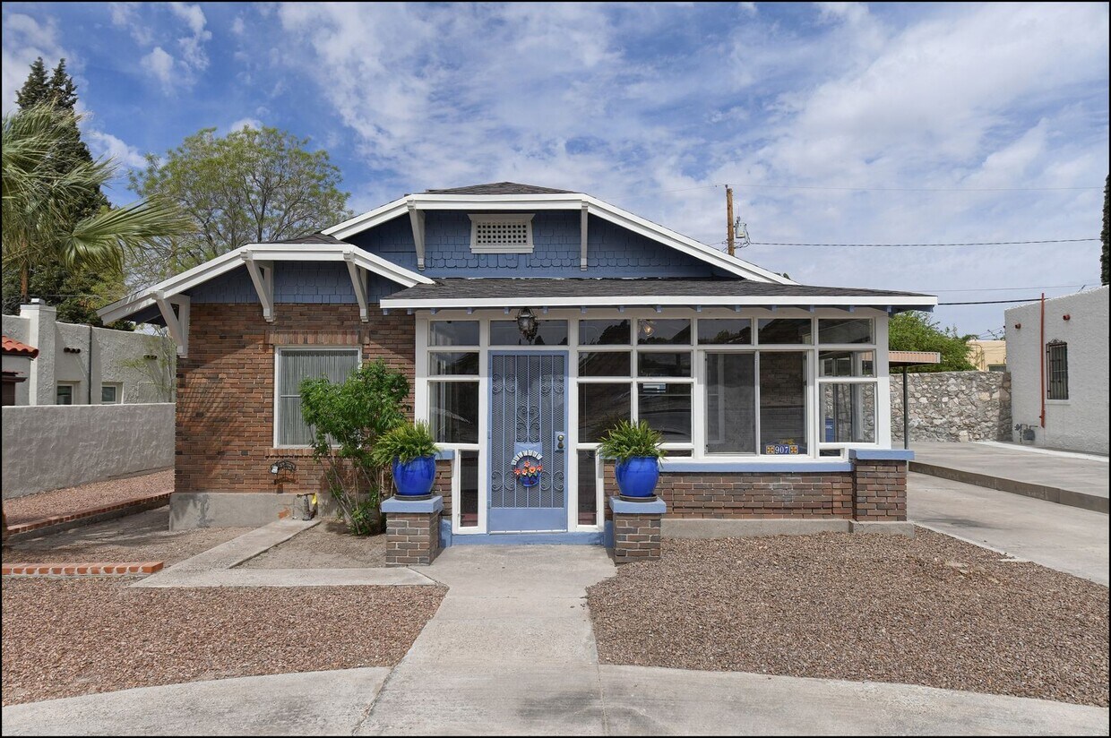 Primary Photo - Lovely bungalow by UTEP!
