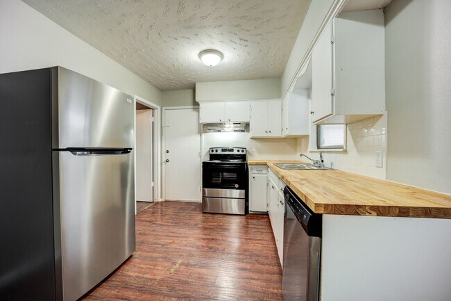 Building Photo - **Move-In Special** Freshly Updated 3 Bedr...