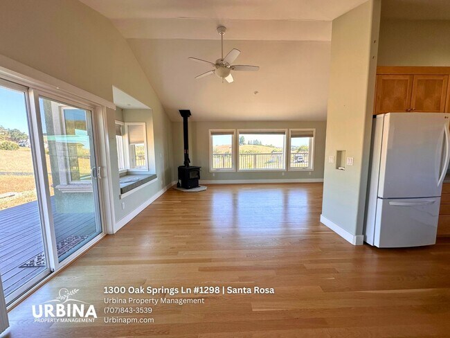 Foto del edificio - Private Hillside Home in Gated Santa Rosa Community with Scenic Views