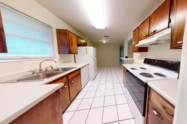 Building Photo - 824 Essex Dr
