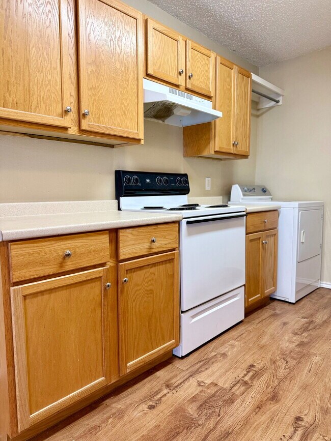Building Photo - Modern Living Meets Ultimate Convenience: 2 Bed/2 Bath Gem!