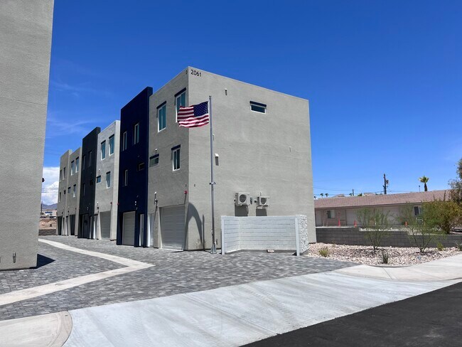 Foto del edificio - 2061 Magnolia Dr