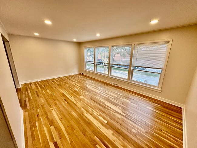 Building Photo - 171 E Van Buren St
