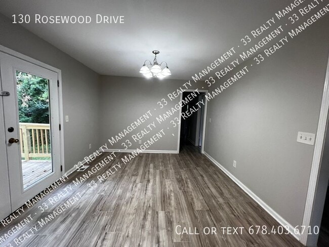 Foto del edificio - 130 Rosewood Dr