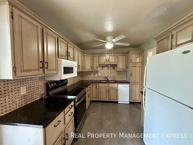 Foto del edificio - Modern 2 Bedroom + Den, 2 Bath House