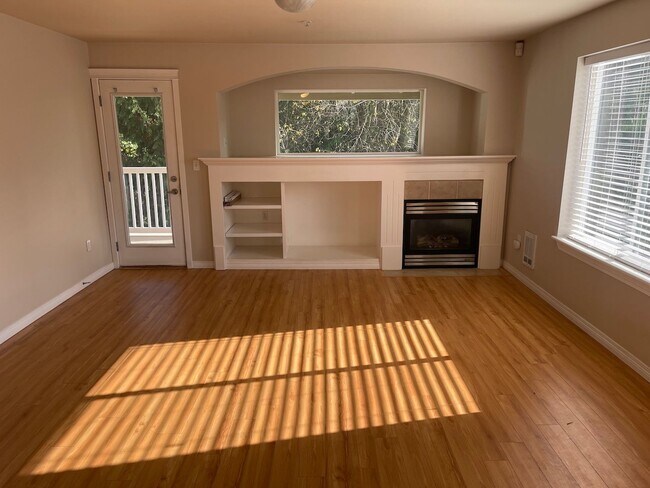Building Photo - Extremely Spacious 3 Bedroom Condo for Ren...
