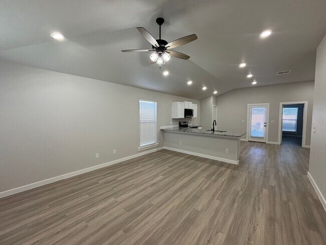 Foto del edificio - 3-Bedroom Home with Stylish Upgrades in Be...