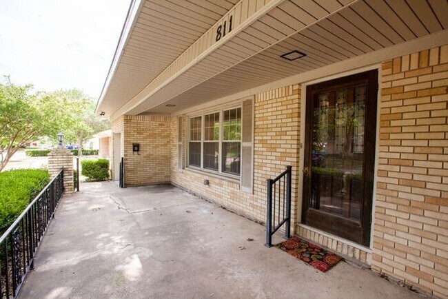 Building Photo - Near Downtown Plano