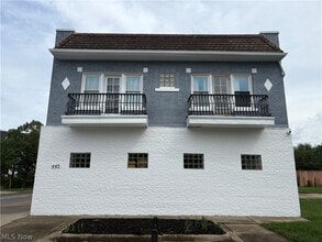 Building Photo - 445 E 200th St
