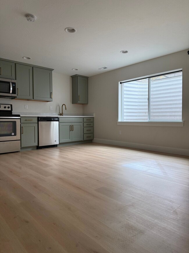 Building Photo - 296 E 250 N