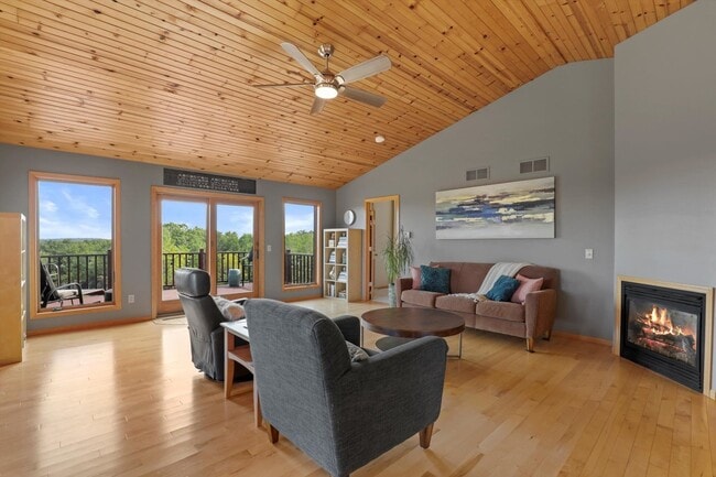 Foto del edificio - 8875 Blue Vista Ln