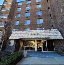 Building Photo - 225 S Rohlwing Rd