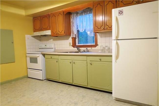 Building Photo - 827 Pennbrook Ave
