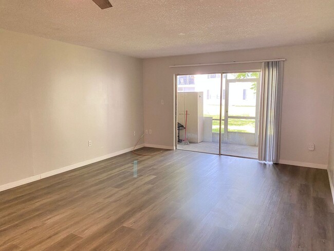 Building Photo - Apartment For Rent 2 bed / 2 bath