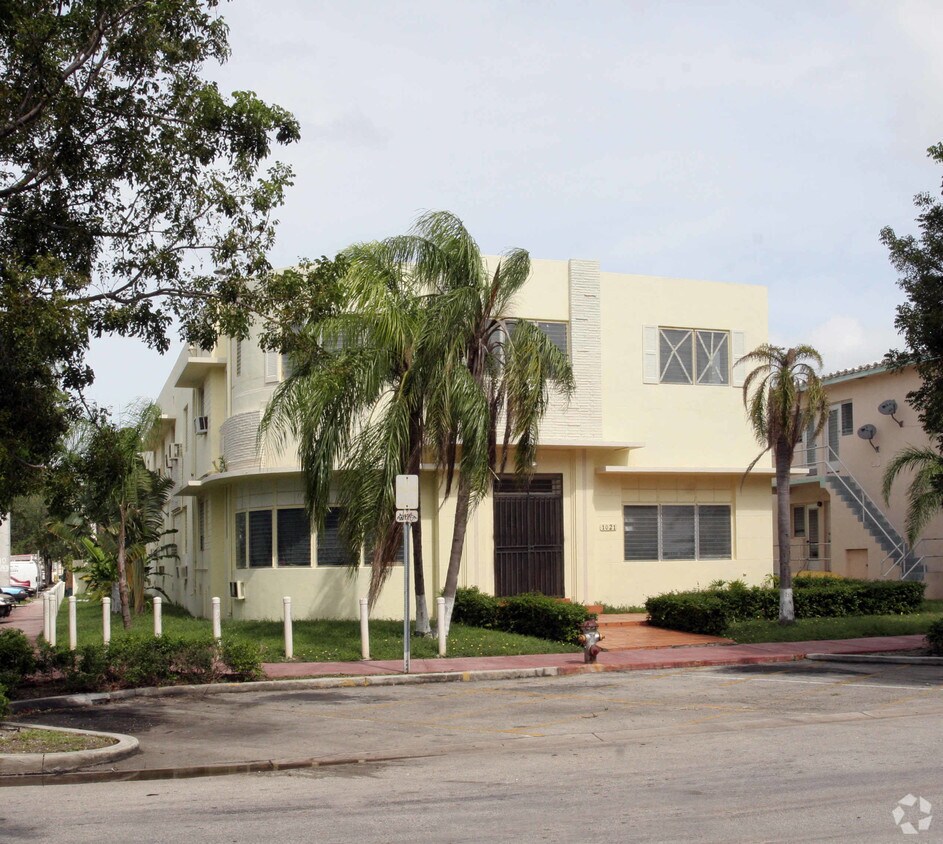 Building Photo - 1021 Bay Dr