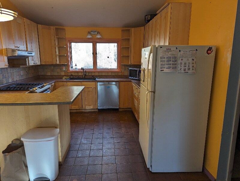 41 S Valley Rd Unit Main House, Pelham, MA 01002 Room for Rent in