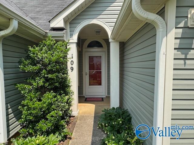 Building Photo - 109 SW Brushcreek Dr