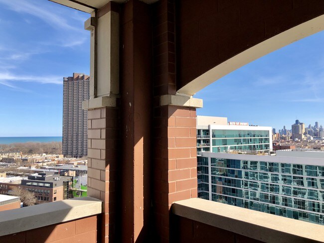 Photo - 828 W Grace St Apartment