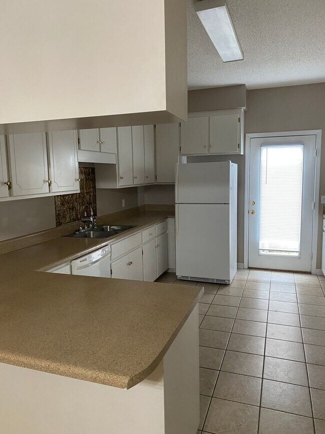 Building Photo - 115 Woodmere Dr
