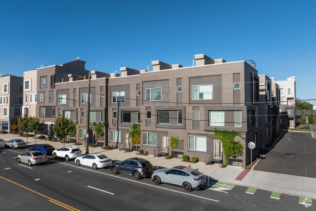 Building Photo - Kensington Court Flats