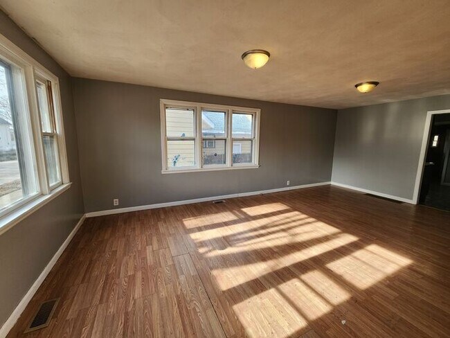 Foto del edificio - Large 3 Bedroom House - Pets Welcome!!