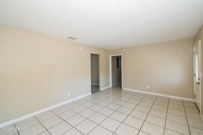 Building Photo - 6430 Lucente Dr