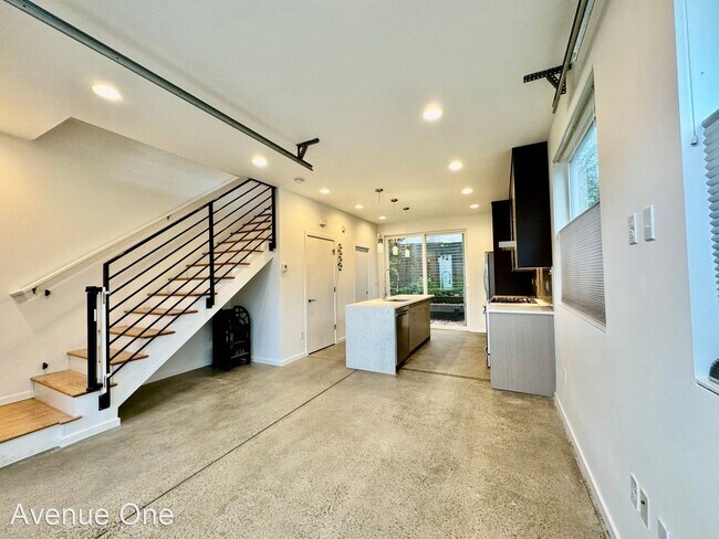 Building Photo - 2 br, 2.5 bath House - 1326 E Marion St