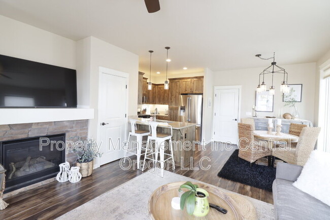 Foto del edificio - 2860 Yew Park Ln