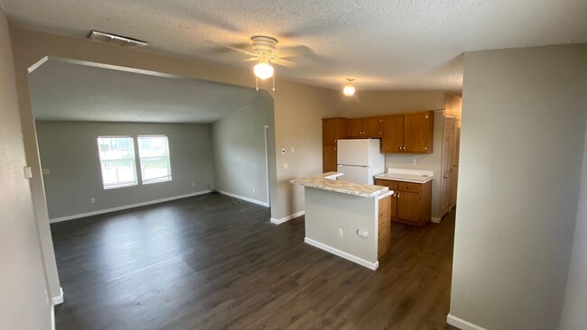 Foto del edificio - 4 Bed 2 Bath and Garage in Commerce City