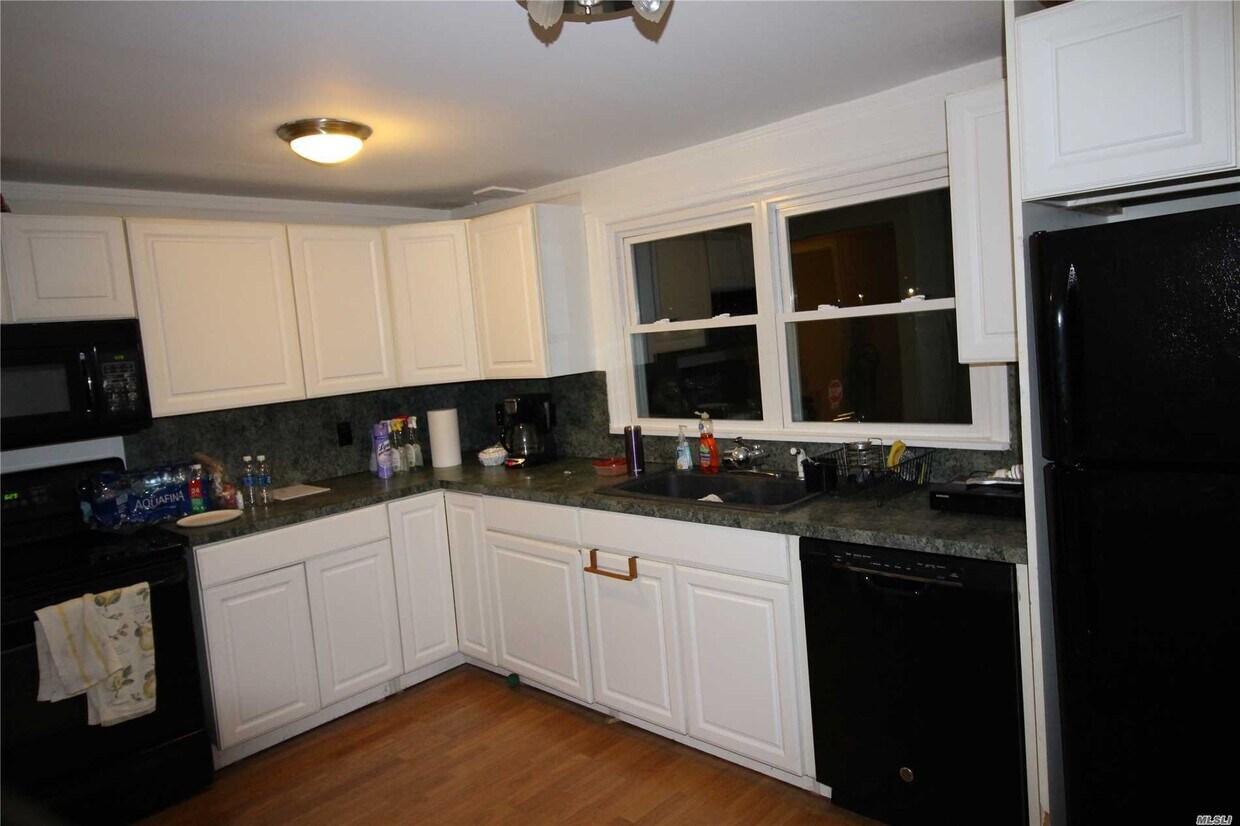 Primary Photo - 92 Land Ln