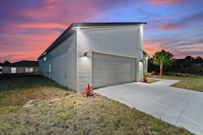 Foto del edificio - BRAND NEW Home! Modern, energy efficient h...