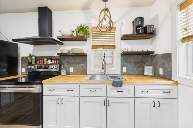 Building Photo - 309 W Farewell St