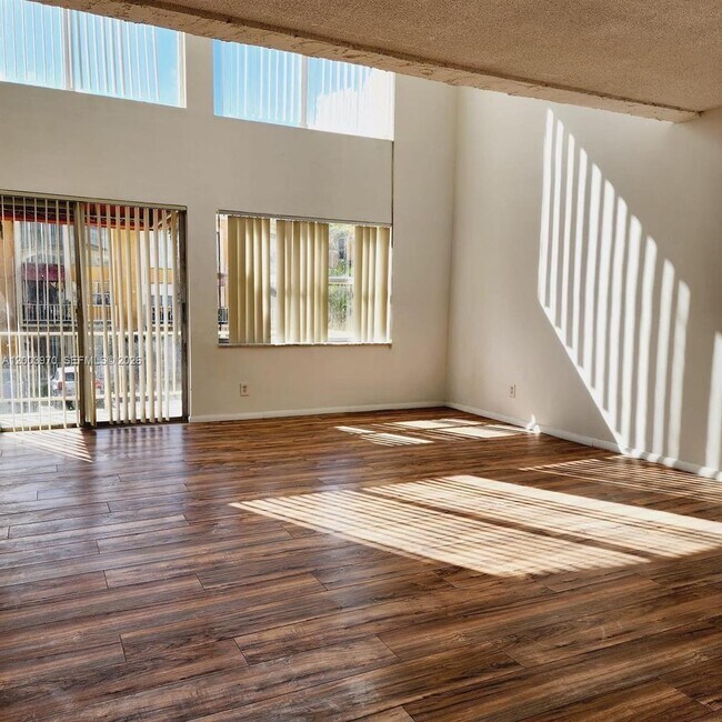 Foto del edificio - 18051 NW 68th Ave