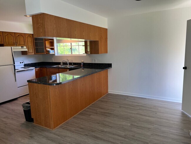 Building Photo - 2 Bedroom Stand Alone Apartment.
