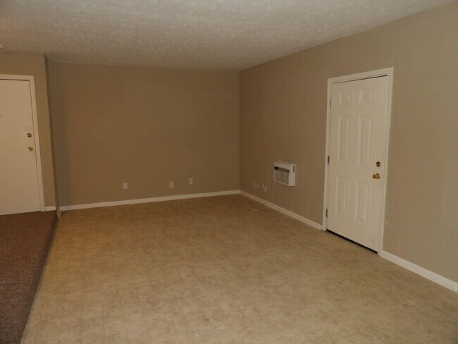 Building Photo - 1005 Colonial Trce