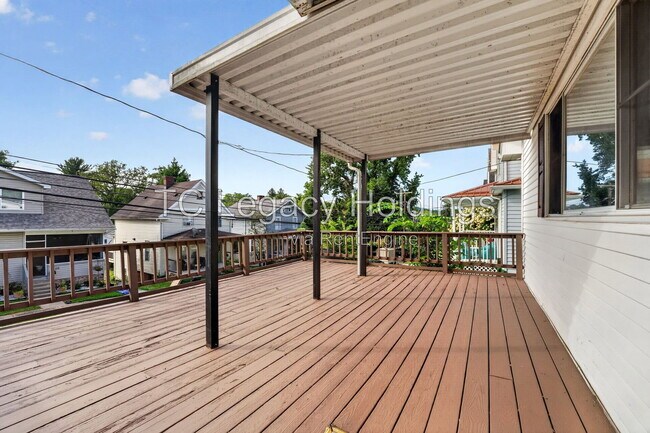 Foto del edificio - 729 Ridgeway Ave