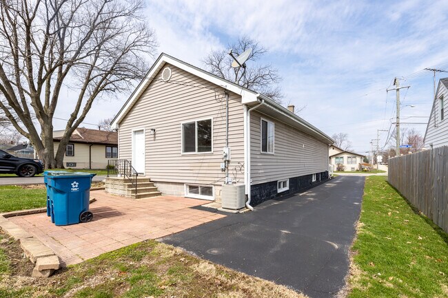 Patio / Driveway - 311 Chaney Ave