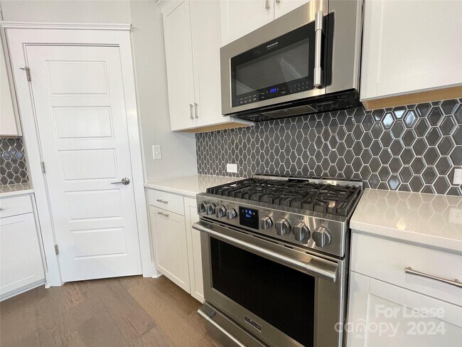 Foto del edificio - 5923 Ardrey Kell Rd